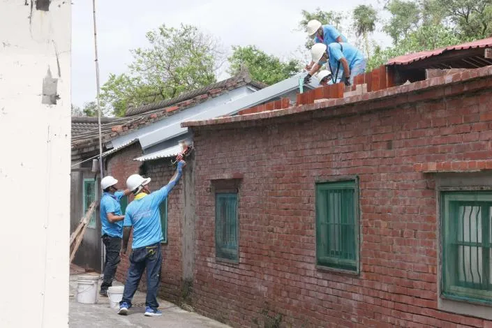 台灣希望義工團理事長尤瑞豊親自帶隊，60位義工夥伴從全台各地集結，以最快速度完成屋頂修復。縣府提供