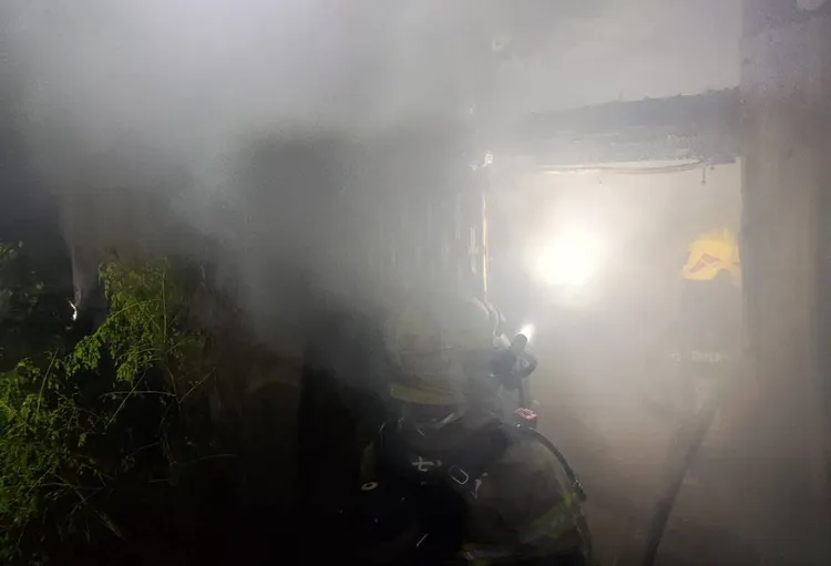 警消到場時已經陷入完全燃燒，煙霧瀰漫。民眾提供