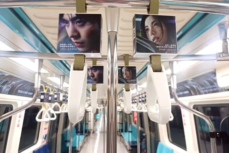 安孝燮（左）、Nana劇照懸掛車廂，陪觀眾一起搭捷運。采昌國際提供