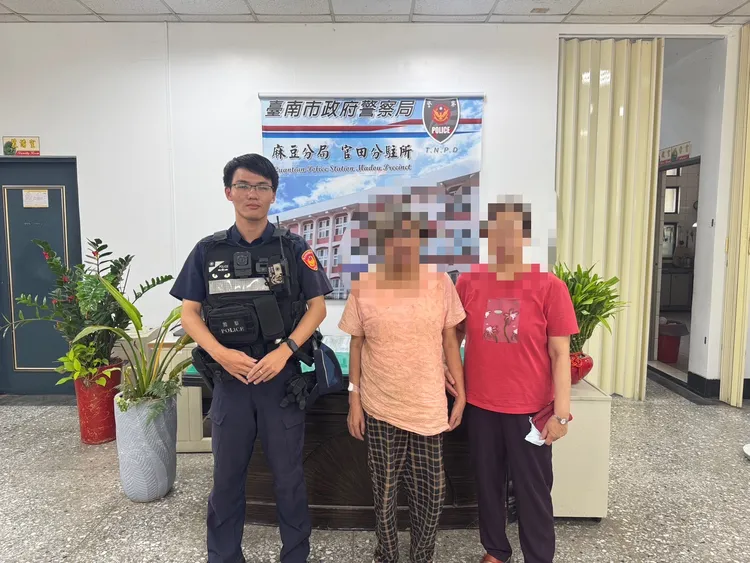 家屬到警所感謝員警及消防人員。民眾提供