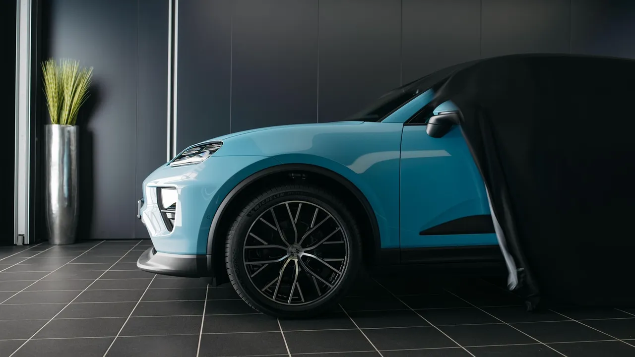 第100万部 Macan为采用纯电动力的Macan 4,车色选用吸睛的「Frozen Blue Metallic 金属冷冽蓝」。原厂照片