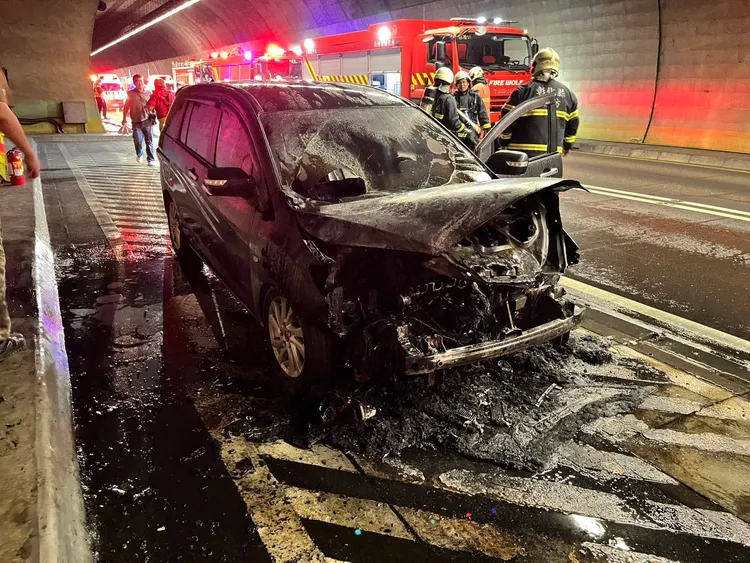 車子被燒成廢鐵。民眾提供