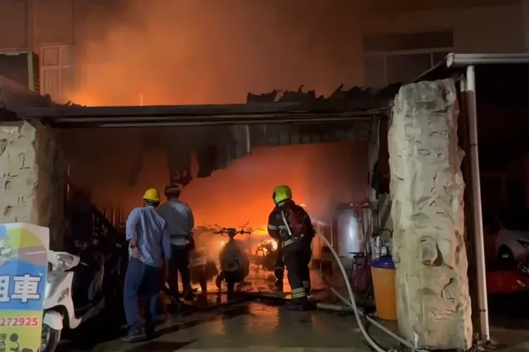 澎湖馬公市某租車行今凌晨火警，42輛機車付之一炬。翻攝畫面