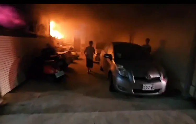 澎湖馬公市某租車行今凌晨火警，42輛機車付之一炬。翻攝畫面