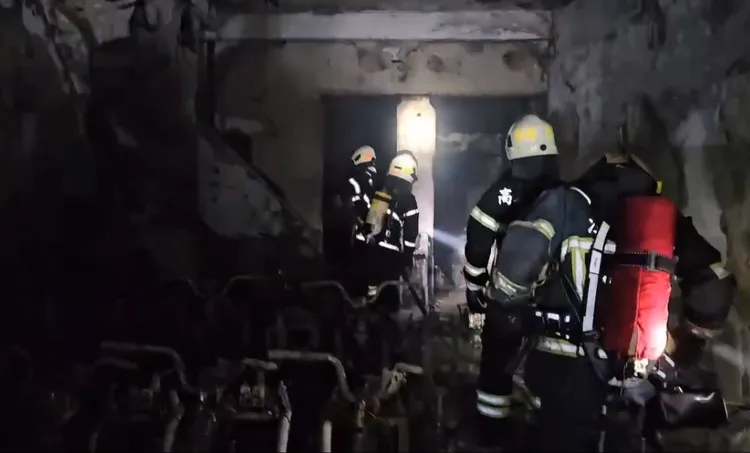 澎湖馬公市某租車行今凌晨火警，42輛機車付之一炬。翻攝畫面