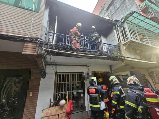 三重透天厝惡火!70多歲男倒臥2樓成焦屍 她1樓救出送醫