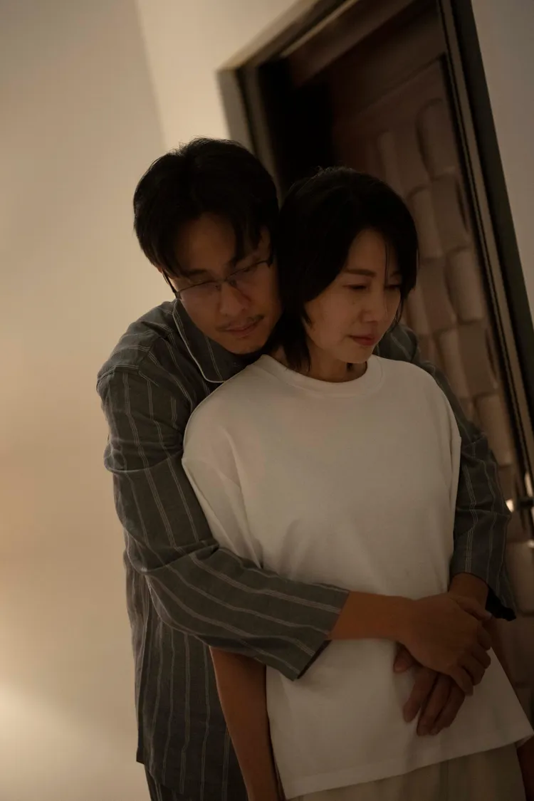 世美用盡全力談戀愛卻讓冠中感到窒息。華視、公視台語台提供