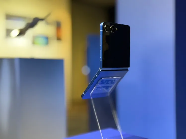 定位於口袋AI神機的Galaxy Z Flip7，升級4,300mAh電池續航。趙筱文攝