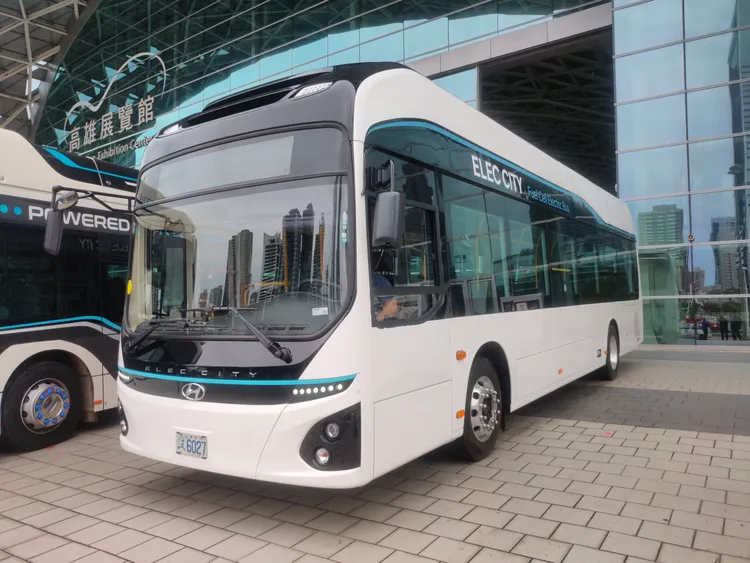 HYUNDAI汽車2024 年仍以近三成市占蟬聯全球氫能車市場銷售第一，領先第二名逾一倍，充分彰顯其在氫能技術與市場佈局上的領先地位。業者提供