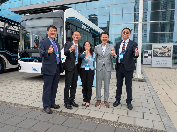HYUNDAI ELEC CITY FCEV氫燃料電池低底盤巴士最早於 2006 年即在海外投入實際營運，統計至2024年，HYUNDAI氫燃料電池低底盤市區公車已銷售超過1,350台，若包含國道巴士，銷售總數更接近2,000台。業者提供