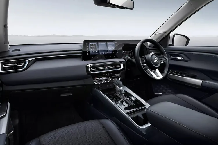 車內標配12.3吋觸控中控螢幕與8吋數位儀表，並導入Yamaha聲音系統與環艙氛圍燈點綴質感。原廠照片