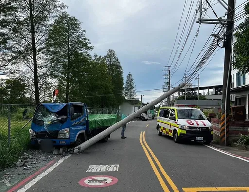 疑未注意路況! 小貨車撞斷路邊電桿