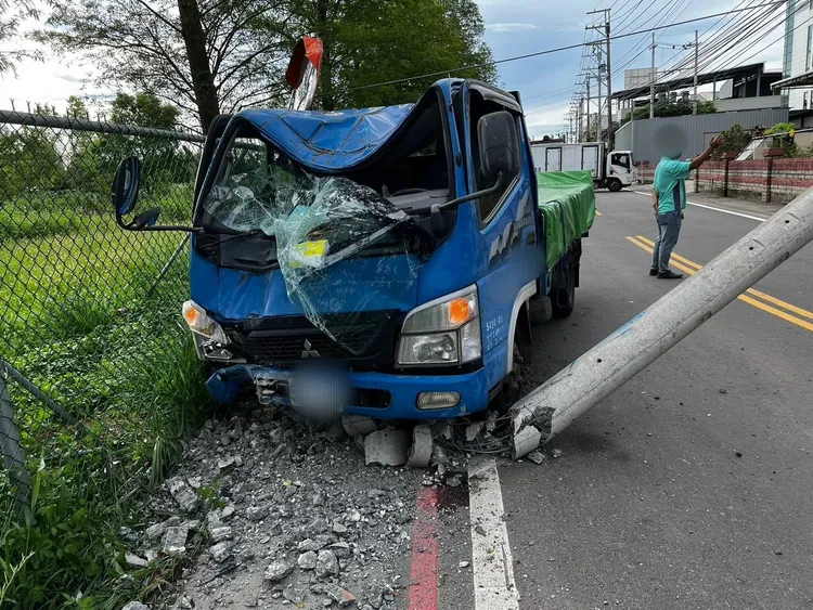 小貨車撞斷電桿。八德警分局提供