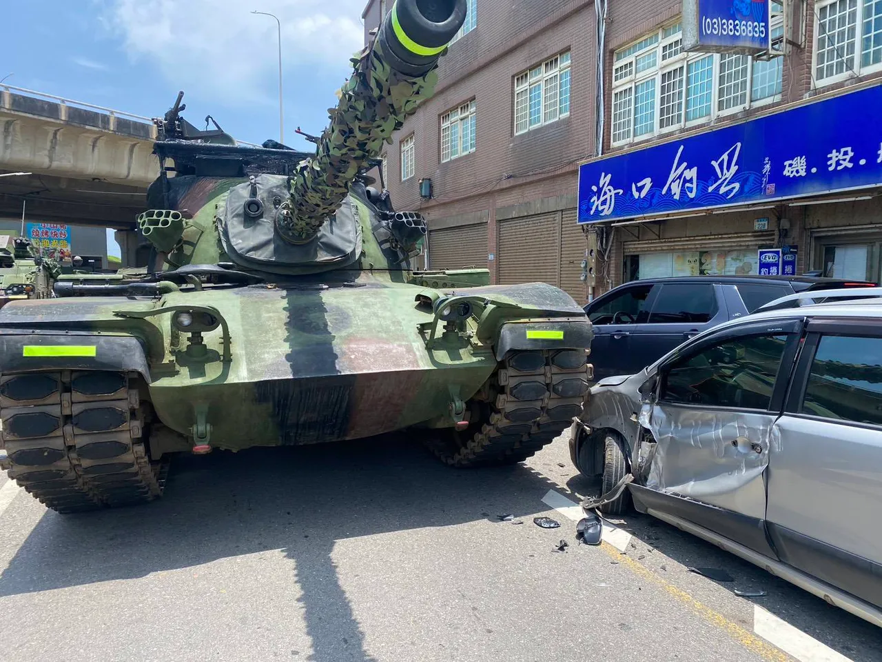 陆军CM-11勇虎战车「微擦撞」,民车车头毁。翻摄画面