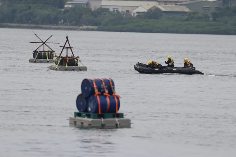陸軍53工兵群演練淡水河道口阻絕鏈設施爆破操演，並以C4炸藥引爆阻絕設施。李俊毅攝
