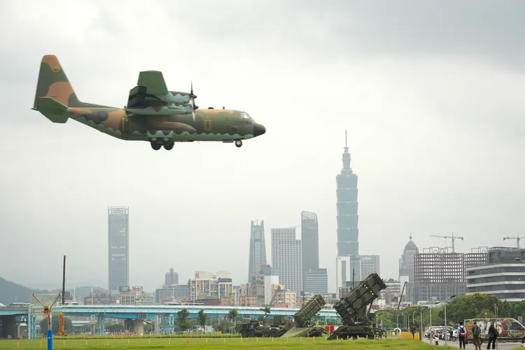漢光41號演習期間，愛國者防空飛彈駐紮觀山河濱公園，空軍C-130H(1305)運輸機正巧飛過。彭欣偉攝