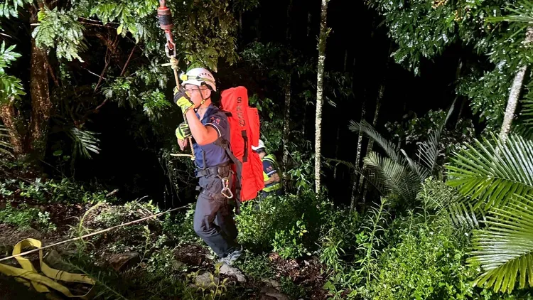 警方救出噴飛車外的男子，但他已明顯死亡。民眾提供