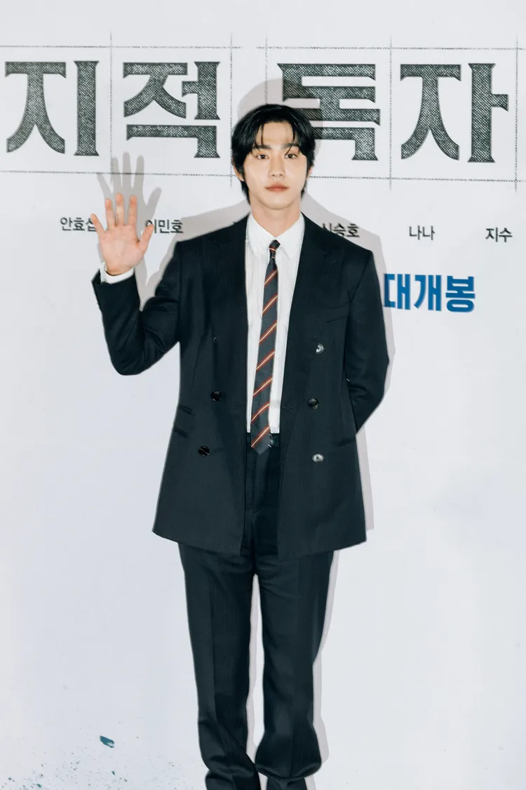 安孝燮首度演出電影，記者會上似乎太緊張，忘記問題內容。采昌提供