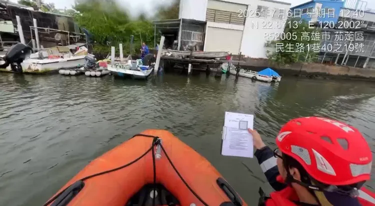 海巡發現2名民眾竟在颱風天，搭乘船型浮具在港區疑似從事垂釣，立即戒護上岸。海巡提供