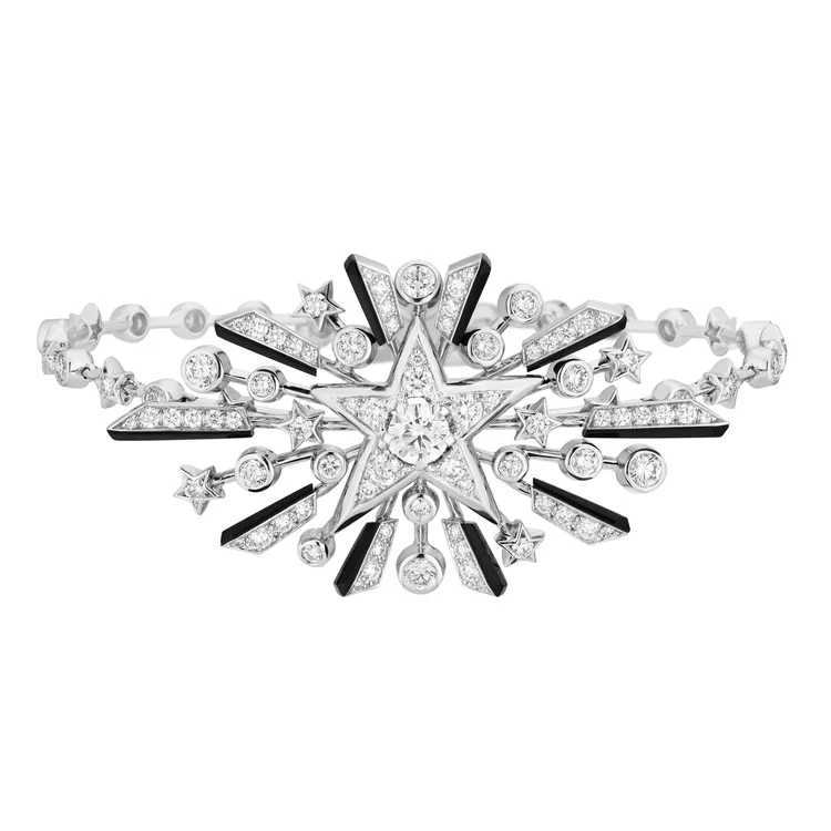 Dazzling Stars項鍊，18K白金，鑲嵌天然鑽石並飾以黑漆。1顆重約1.06 克拉D-E-F IFVVS明亮式切割鑽石，1434萬1000元。品牌提供