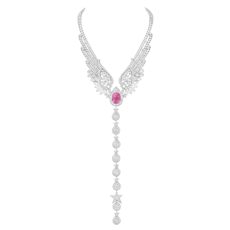 Wings of CHANEL項鍊，主石為19.55克拉枕形切割帕帕拉夏藍寶石，也是系列最高貴的作品，3億4294萬3000元。品牌提供