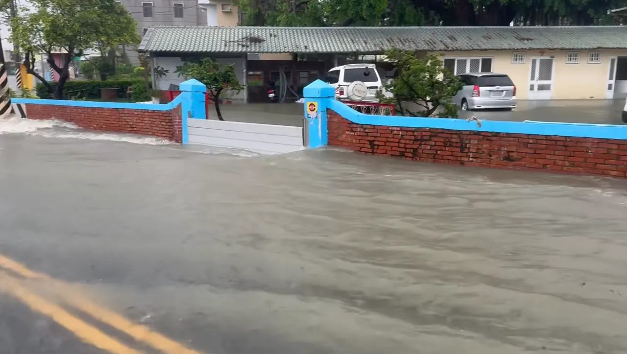 台南後壁整條大馬路淹成湍急河流。翻攝王宣貿臉書