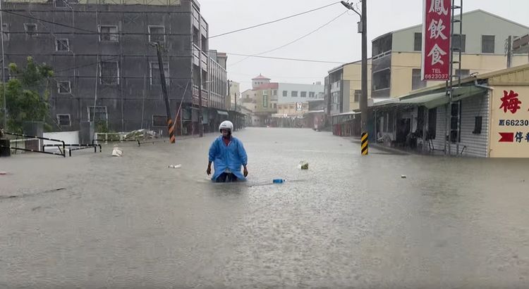 台南「水深及腰」馬路成河慘況曝　災民哀求：雨別再下了！