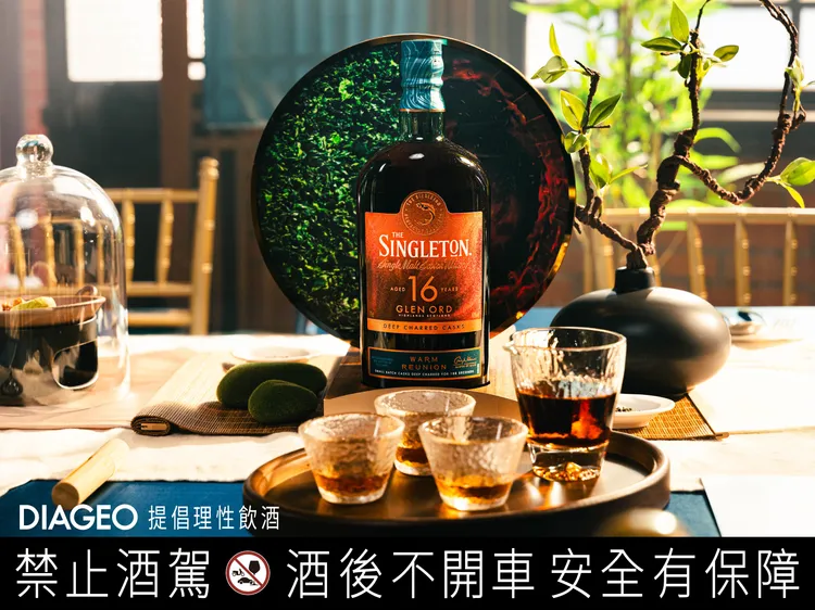 結合東方焙茶文化與獨創深焙烤桶工藝，「蘇格登深焙16年單一麥芽威士忌」現已於各大通路陸續上市，建議售價2,450元。品牌提供