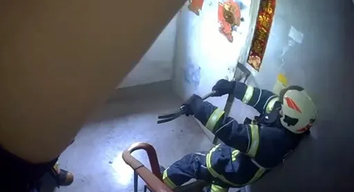 又是家暴!新莊男持菜刀砍傷64歲母 警衝現場壓制