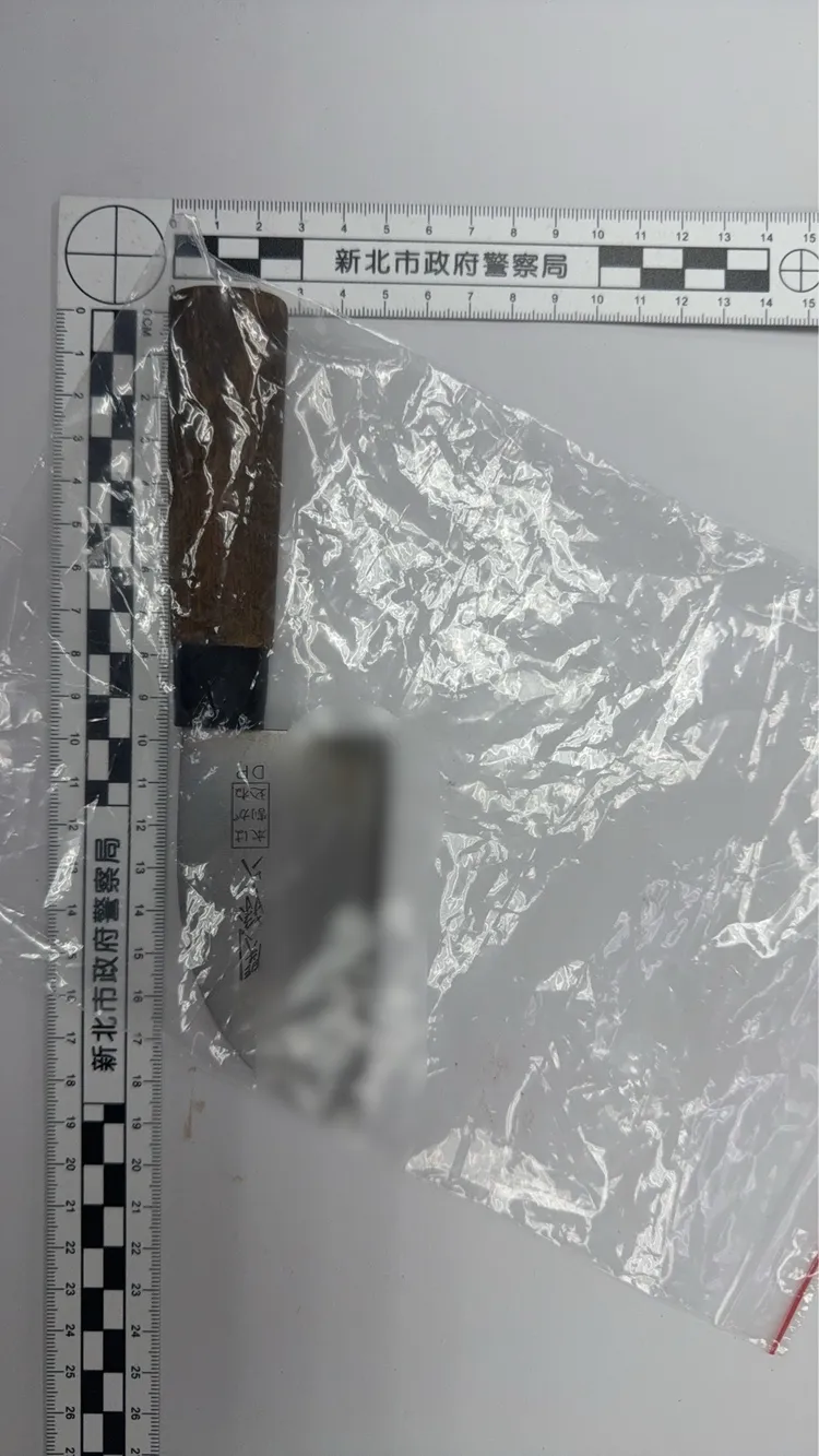 警方查獲吳男使用的刀械。警方提供