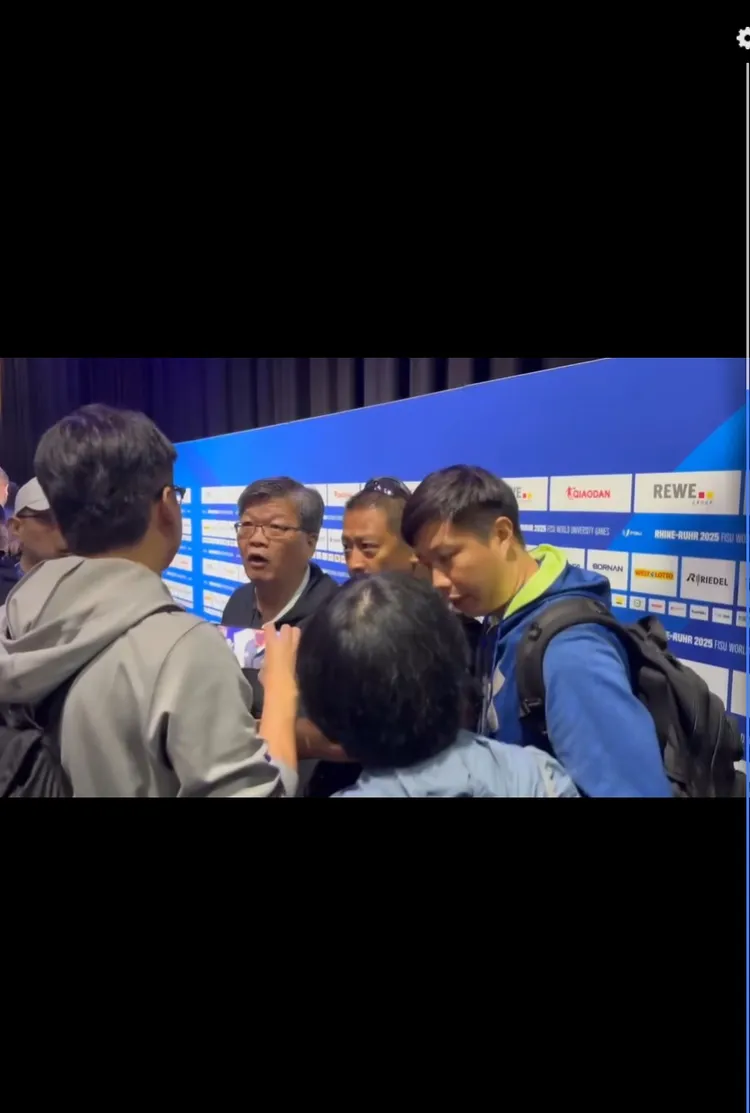 中國隊試圖搶奪賀電，和中華隊啟口角衝突。翻攝鄭世忠臉書