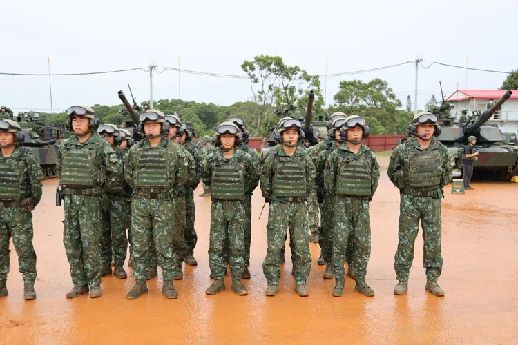 國軍M1A2T戰車今天首度實彈射擊，584旅官兵與戰車合影。李俊毅攝