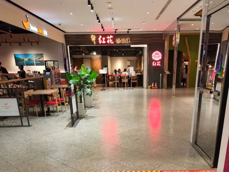 宏匯廣場內紅花鐵板燒昨爆發肢體衝突,廚師惱怒出拳毆打客人,路人目擊上網發文。翻攝自Threads