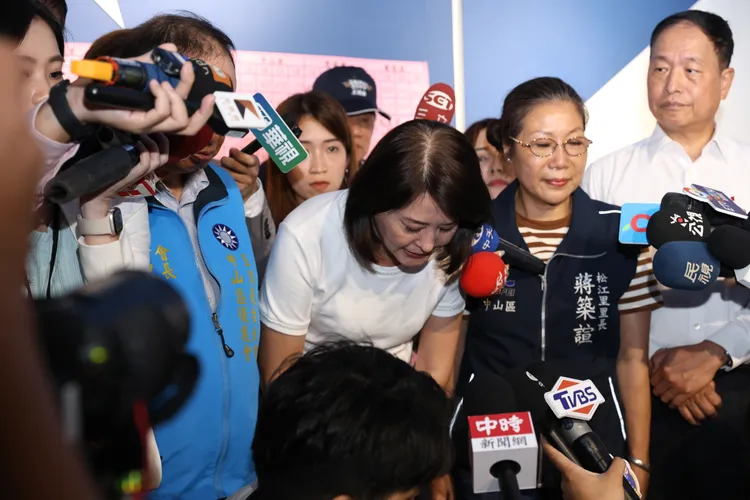 國民黨立委王鴻薇稍早自行宣布罷免案失敗，向支持者鞠躬致意。彭欣偉攝