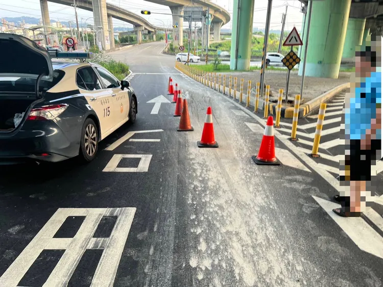 警方到場處理並請相關單位清除淤泥。民眾提供