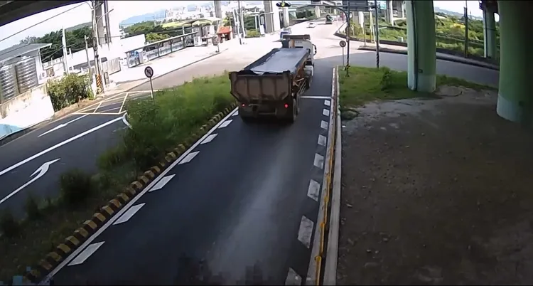 肇事砂石車。民眾提供