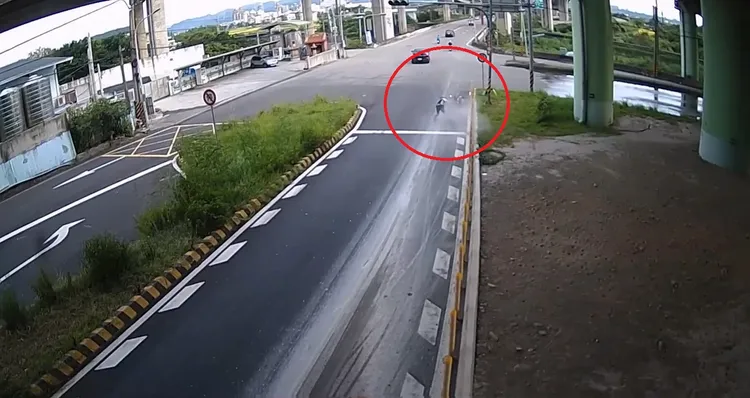 男騎士打滑摔車滑行10多公尺，整個人在路面翻滾。民眾提供