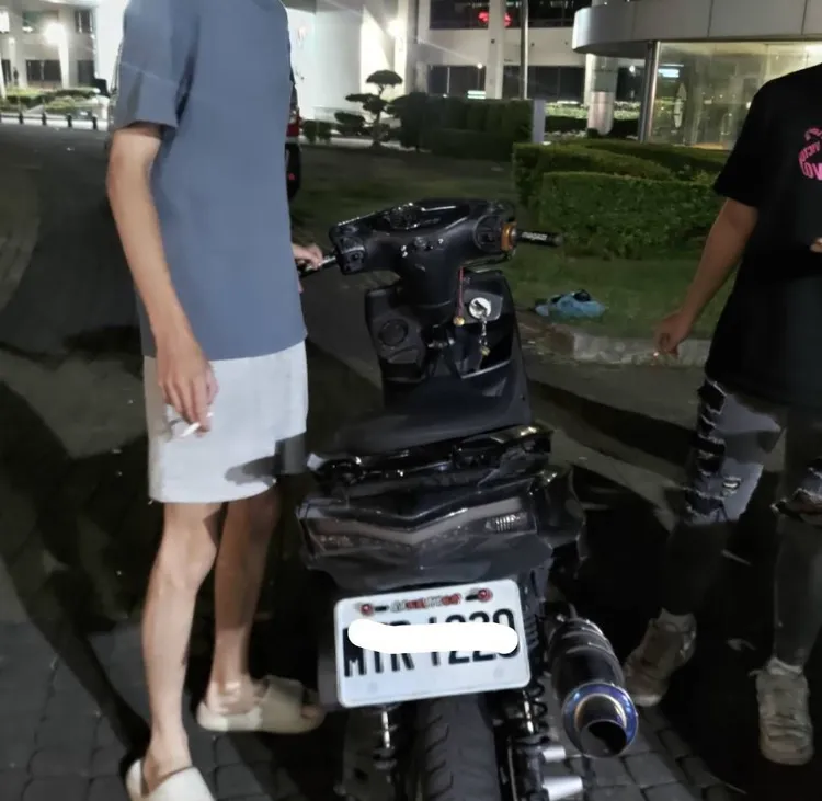 林姓騎士相繼被攔檢5次，機車噪音超標。桃園警分局提供