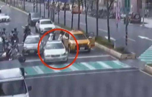三重賓士車拒檢上演警匪追逐 惡徒「摩西開紅海」硬闖紅燈路口畫面曝