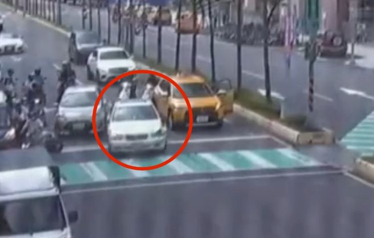 三重賓士車拒檢上演警匪追逐　惡徒「摩西開紅海」硬闖紅燈路口畫面曝