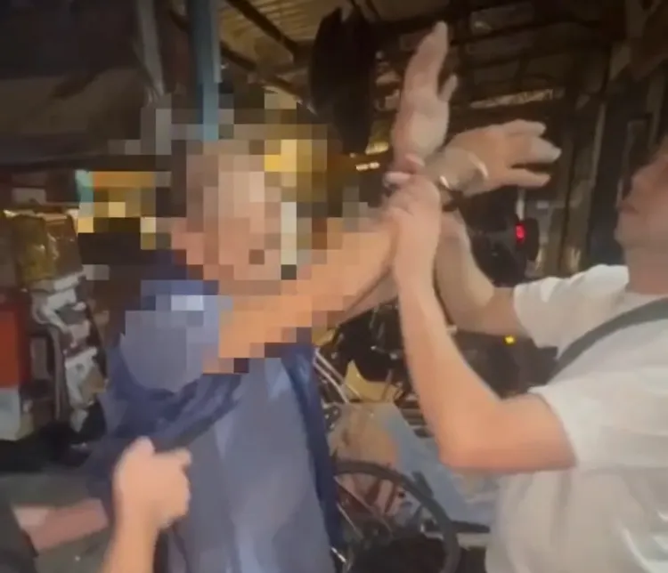 洪嫌昨晚7時許於板橋落網，雙手被控制並搜身。翻攝畫面