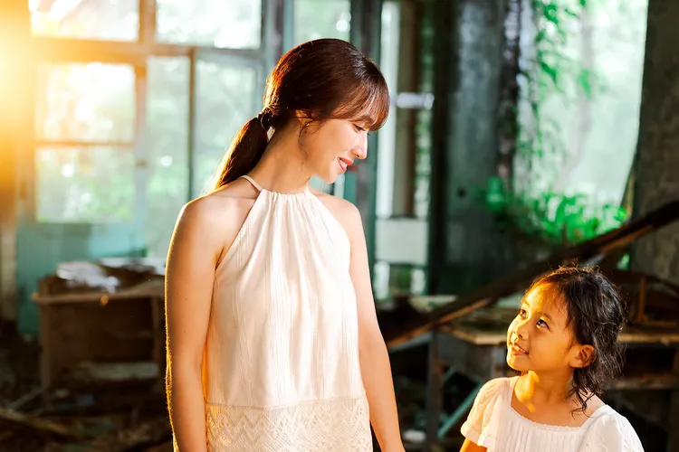 小薰在形象廣告中將她遇見「初心」的意象化為她遇見「小小薰」的橋段。海鵬影業提供