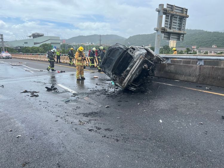 國5北上蘇澳入口封閉！轎車自撞燒成火海　駕駛慘成焦屍