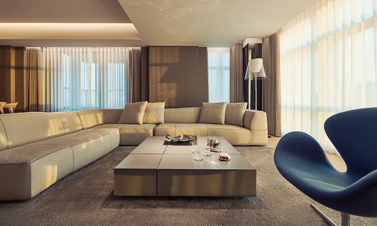 THE AMNIS然一酒店座落於亞洲新灣區的核心樞紐，是台灣首家，更是唯一隸屬萬豪集團奢華系列的豪華精選酒店。客房搭配大片落地窗引入日光與城市景觀，打造寧靜內斂的極致奢旅體驗。業者提供