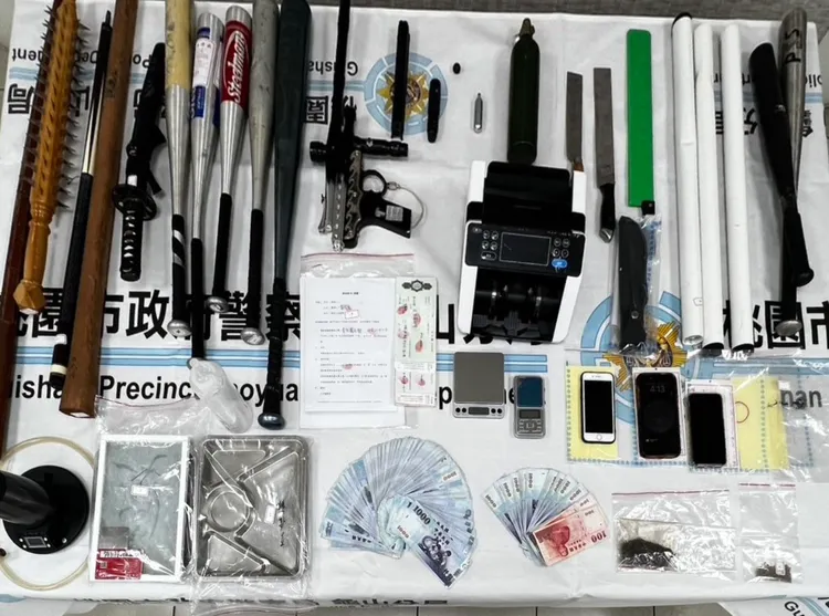 查獲棍棒刀械。龜山警分局提供