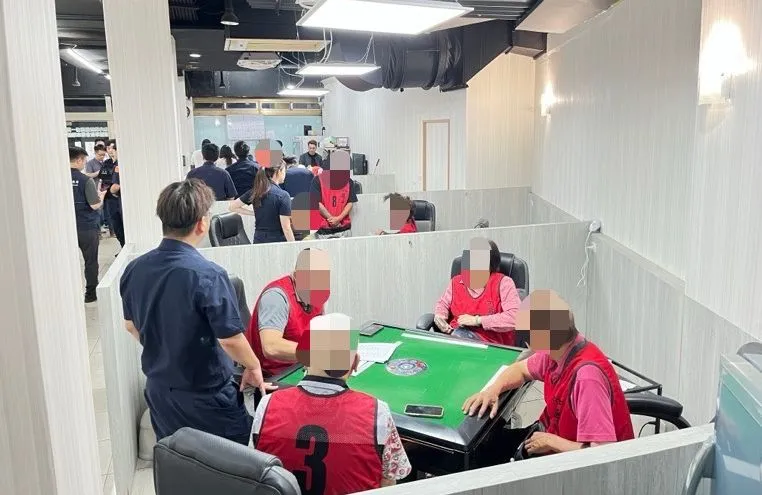 查获棋牌社经营赌场。龟山警分局提供