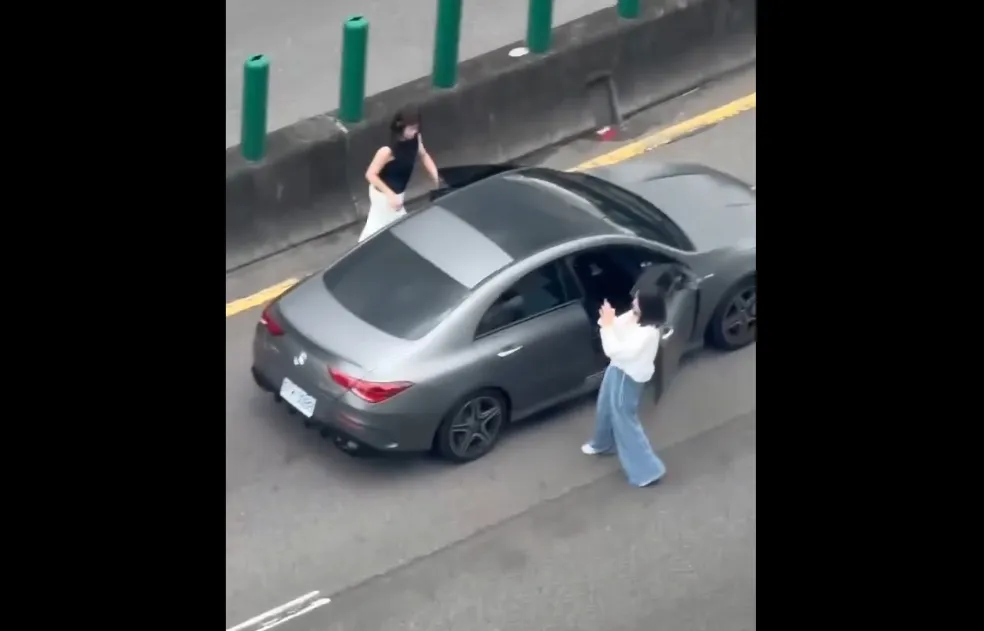 2女从宾士车下来。翻摄自chentx_1009