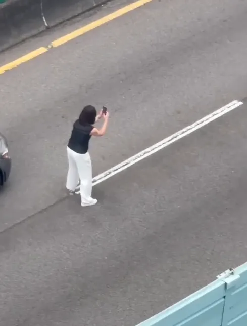 女子在市民高架上拍照。翻攝自chentx_1009