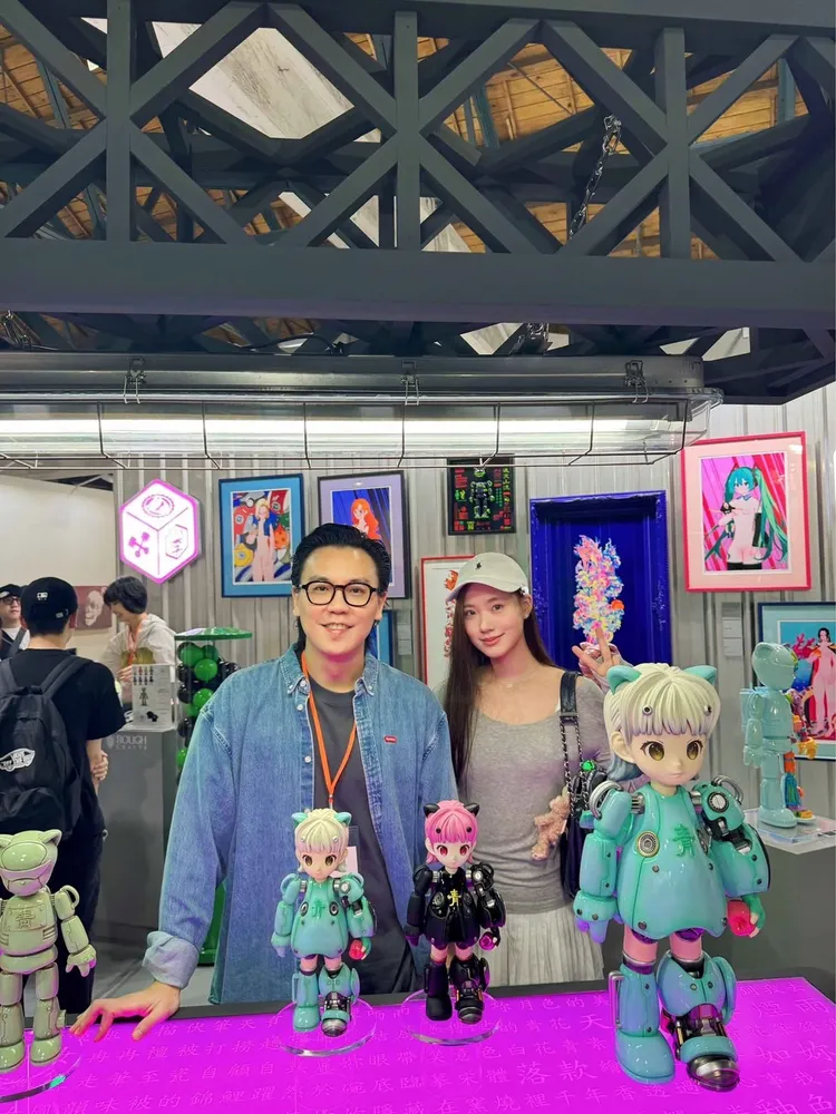 許韶恩曾在李承道的展覽中現身捧場，揹著名牌包包相當吸睛。翻攝自李承道臉書