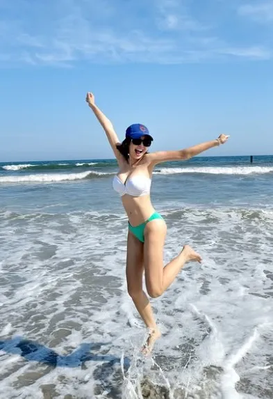 鍾欣怡開心戲水。翻攝鍾欣怡IG